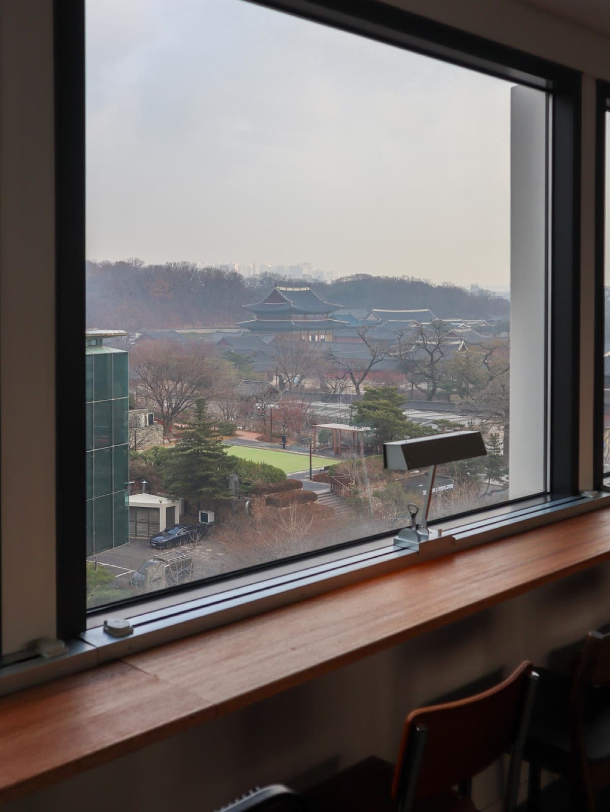 종로, “텅 비어있는 삶”