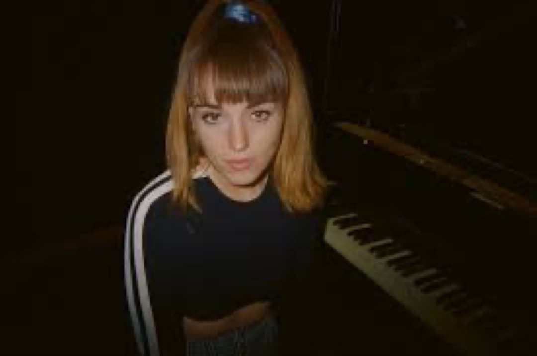 Sasha Sloan, “Runaway” 사진 2